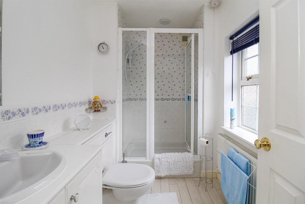 En suite shower room/w.c.