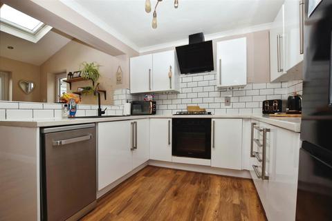 2 bedroom semi-detached house for sale, Maplewood Avenue, Hull