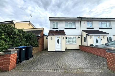 2 bedroom end of terrace house to rent, Marrilyne Avenue, Enfield
