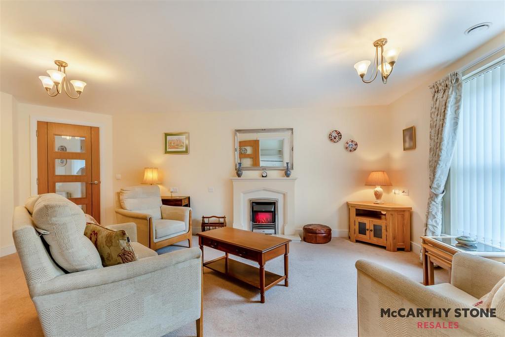 8599659-interior16.JPG