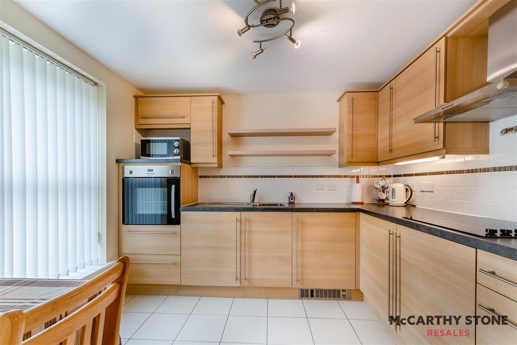 8599659-interior18.JPG