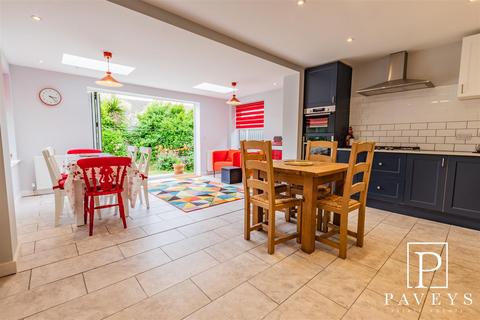 4 bedroom chalet for sale, Easton Way, Frinton-On-Sea