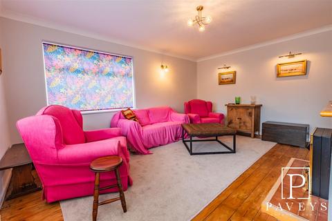 4 bedroom chalet for sale, Easton Way, Frinton-On-Sea