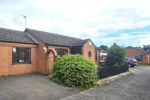 2 bedroom detached bungalow to rent, Eton Avenue, Newark