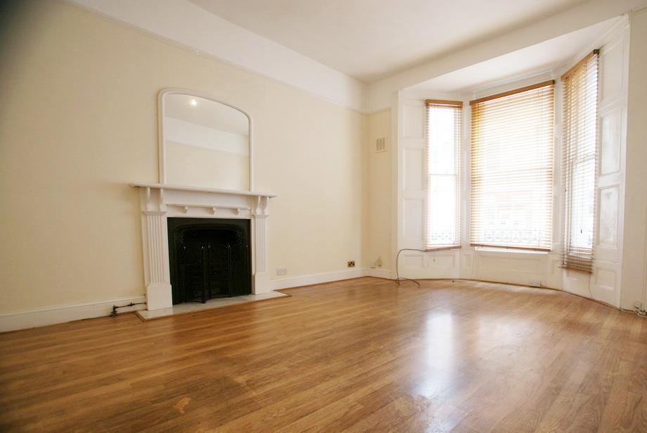 Barons Court Road, London 3 bed flat to rent £2,975 pcm (£687 pw)