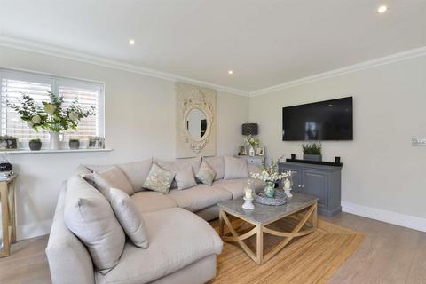 8 Alder Grove, Chilworth, Guildford, GU4 8FA