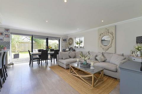 8 Alder Grove, Chilworth, Guildford, GU4 8FA