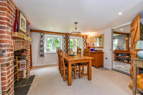 3 bedroom detached house for sale, Village Street, Thruxton