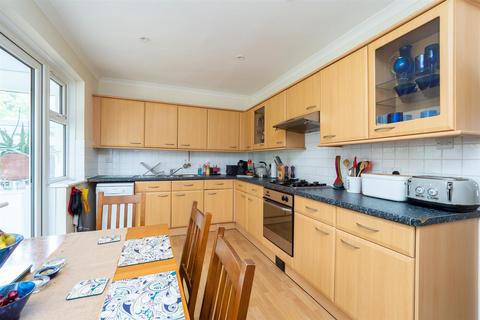 13 Avon Close, Sutton, SM1 4PT
