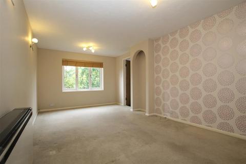 2 bedroom flat to rent, Robinson Avenue, Goffs Oak