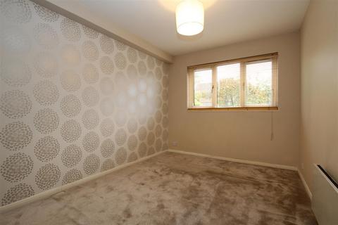 2 bedroom flat to rent, Robinson Avenue, Goffs Oak