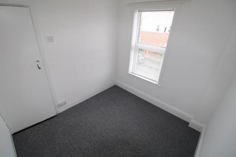 2 bedroom flat to rent, Cathcart Road, Stourbridge