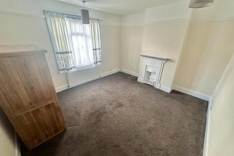 3 bedroom terraced house to rent, Ferndale Road, Luton