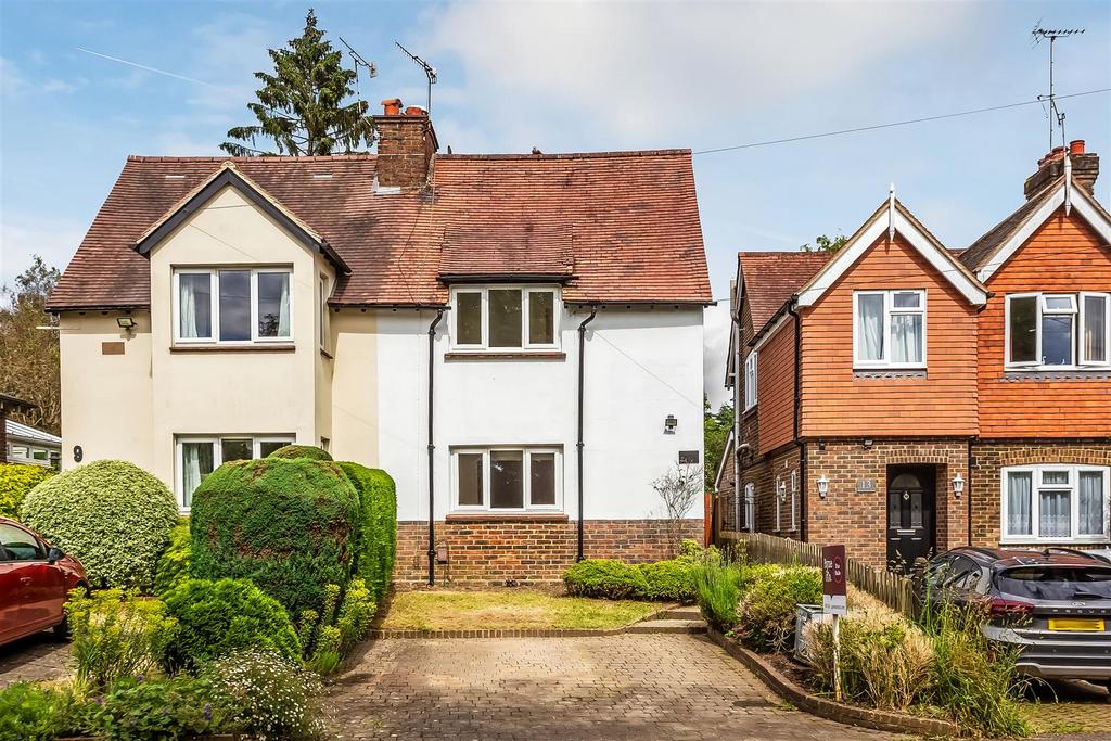 Hurst Green Road, Oxted 2 bed semidetached house for sale £500,000