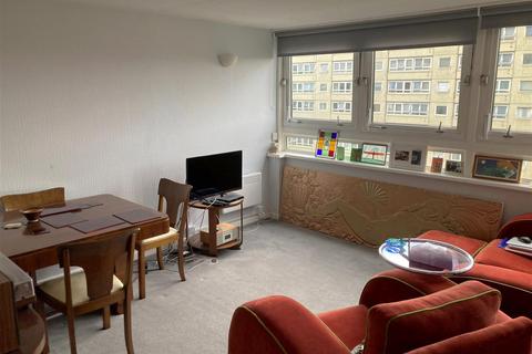3 bedroom flat to rent, Park Court, London SW11