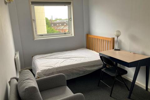 3 bedroom flat to rent, Park Court, London SW11
