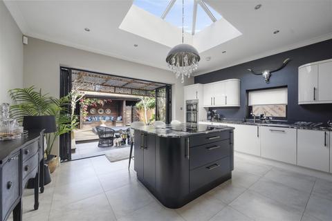 52 Amberley Road, Enfield, EN1 2QZ
