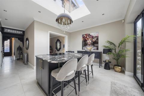 52 Amberley Road, Enfield, EN1 2QZ