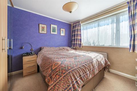 23 Aylesham Way, Yateley, GU46 6NS