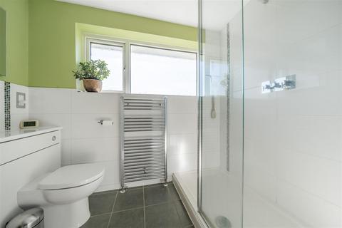 23 Aylesham Way, Yateley, GU46 6NS