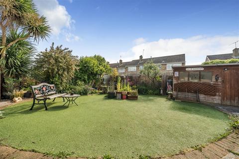 23 Aylesham Way, Yateley, GU46 6NS