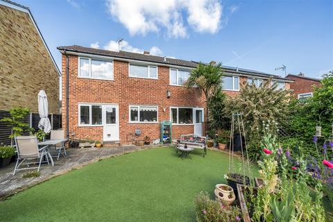 23 Aylesham Way, Yateley, GU46 6NS