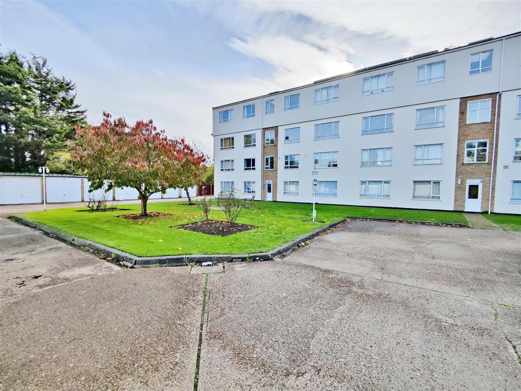 Grove Court, Southbourne Grove... 2 bed flat to rent £1,150 pcm (£265 pw)