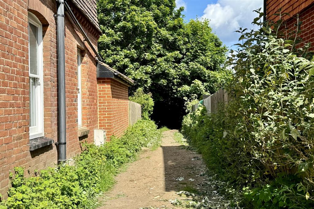 Godalming Freehold Garage Garage for sale £27,500