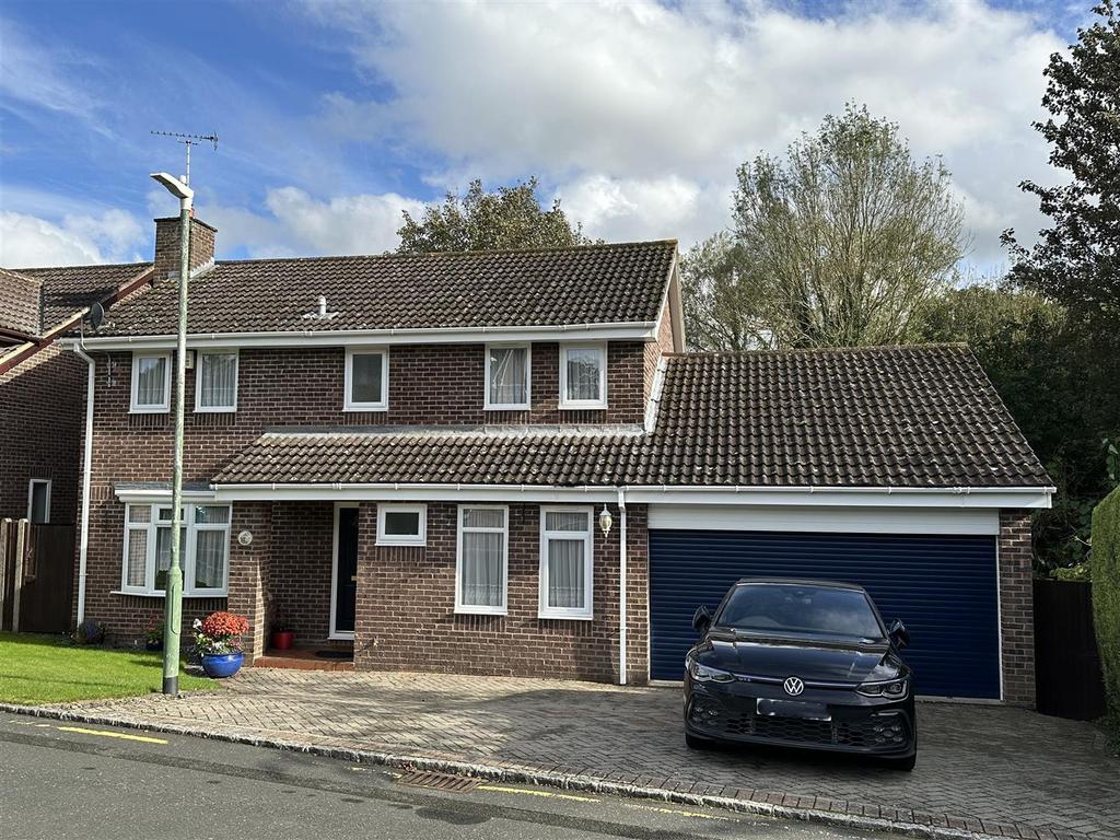 Lombardy Drive, Maidstone ME14 4 bed detached house £2,300 pcm (£531 pw)