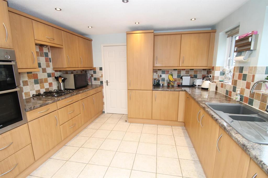 Lombardy Drive, Maidstone ME14 4 bed detached house £2,300 pcm (£531 pw)