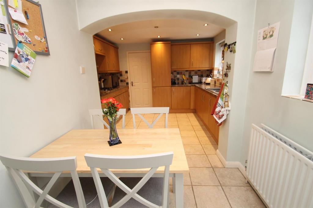 Lombardy Drive, Maidstone ME14 4 bed detached house £2,300 pcm (£531 pw)