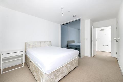 2 bedroom flat to rent, Stratosphere Tower ,London