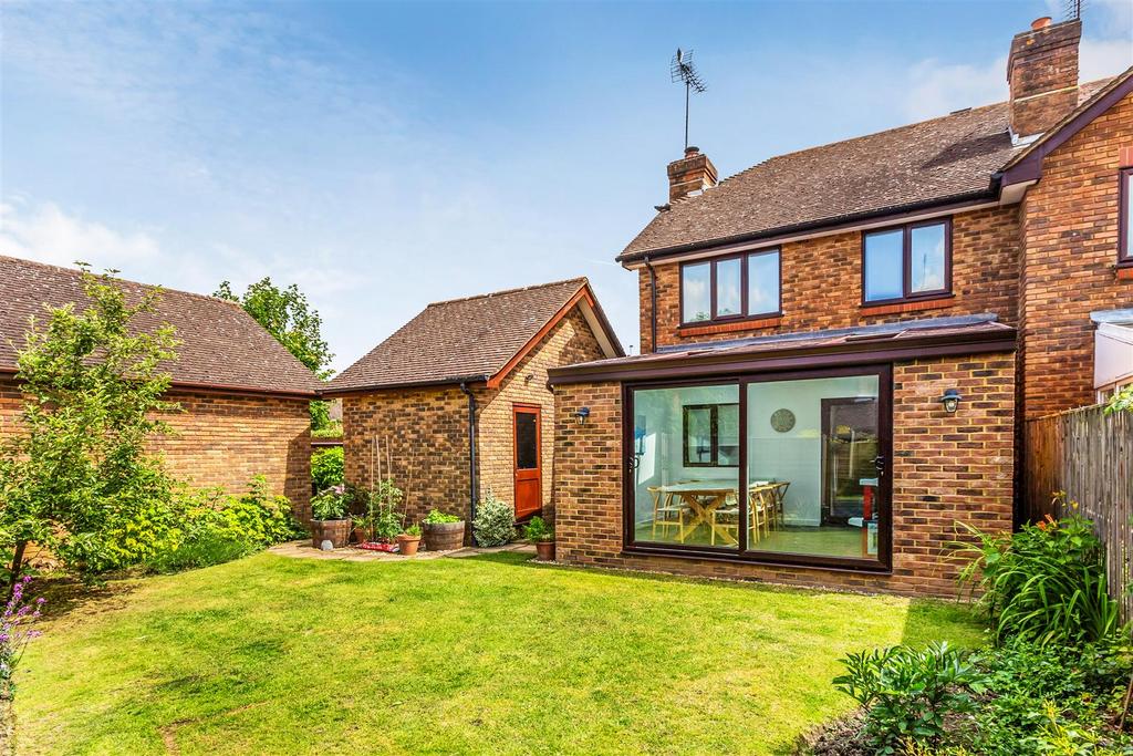 SUMMERFIELD, ASHTEAD, KT21 3 bed house for sale £629,950