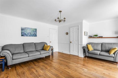 22 Summerfield, Ashtead, KT21 2LF