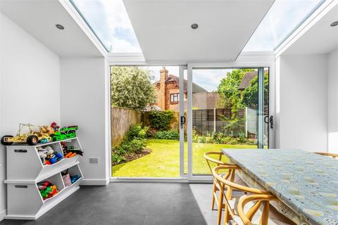 22 Summerfield, Ashtead, KT21 2LF