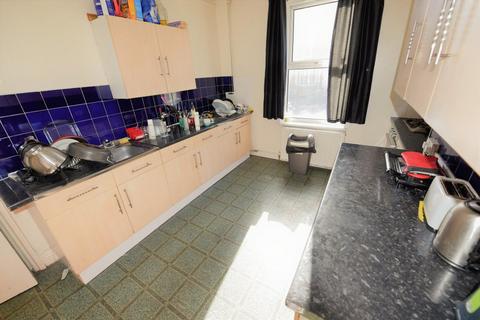 1 bedroom in a house share to rent, 2 Knowle Road (HS)