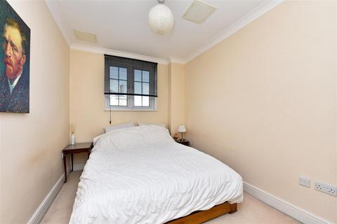 1 bedroom flat for sale, King Williams Gate, The Square, Petersfield