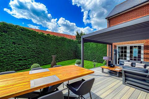 2 Oyster Close, Burnham-on-crouch, CM0 8GL