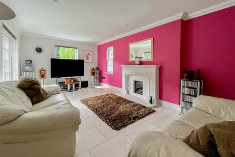 2 Oyster Close, Burnham-on-crouch, CM0 8GL