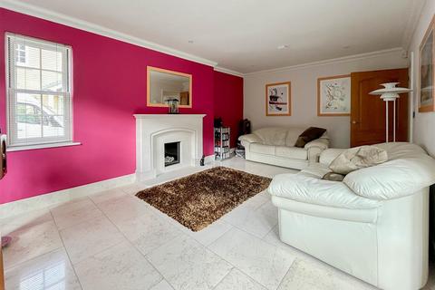 2 Oyster Close, Burnham-on-crouch, CM0 8GL