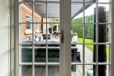 2 Oyster Close, Burnham-on-crouch, CM0 8GL