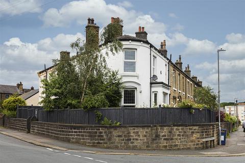 3 bedroom end of terrace house for sale, Quarmby Road, Huddersfield HD3