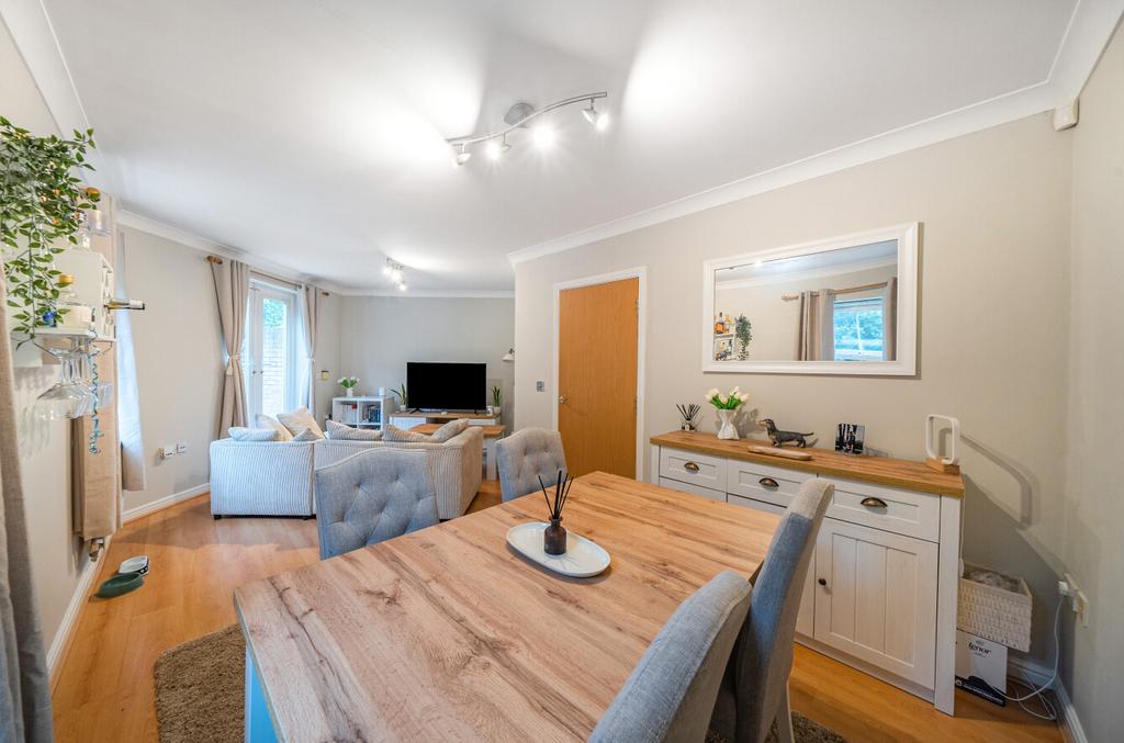Lounge & Dining Area