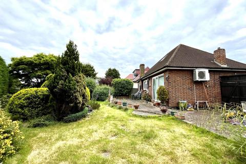 3 Elmcroft Close, Chessington, KT9 1DX