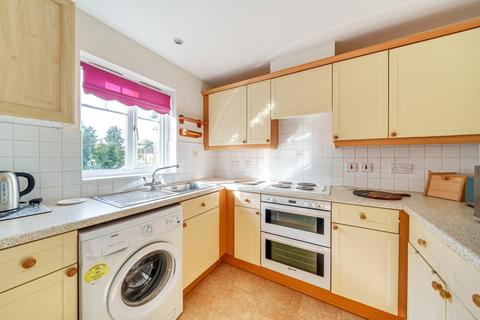 2 bedroom flat to rent, York Road, Woking, Surrey, GU22