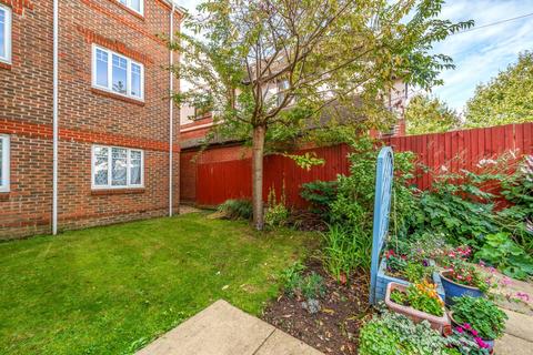 2 bedroom flat to rent, York Road, Woking, Surrey, GU22