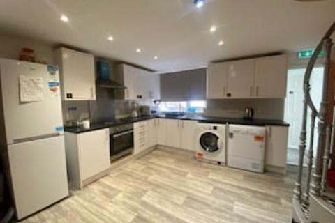 4 bedroom terraced house to rent, Milburn Road, Gillingham ME7