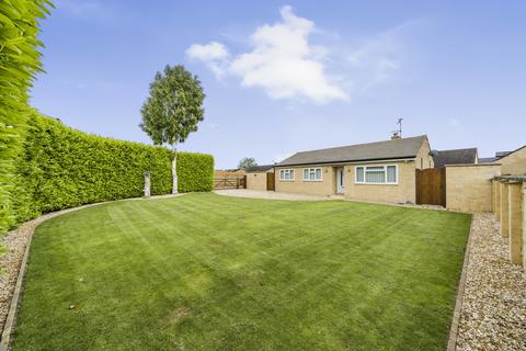 3 bedroom detached bungalow for sale, Larksfield Close, Carterton, Oxfordshire, OX18