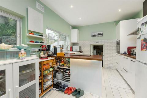 2 bedroom flat for sale, Trinity Road , Wandsworth Common,, London, ., SW18 3SN