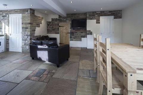 4 bedroom semi-detached house to rent, 8 Highfields, Huddersfield, HD1